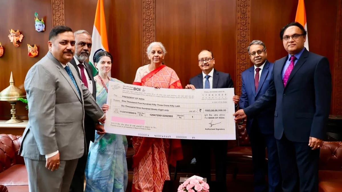 Bank of India Hands Over ₹1,553.50 Crore Dividend Cheque to Government for FY26