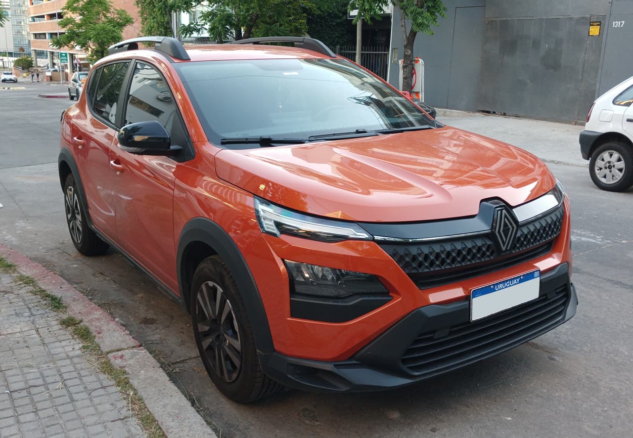 Renault_Kardian_2024_Evolution_1.0_TCe_in_Montevideo_(front)_01